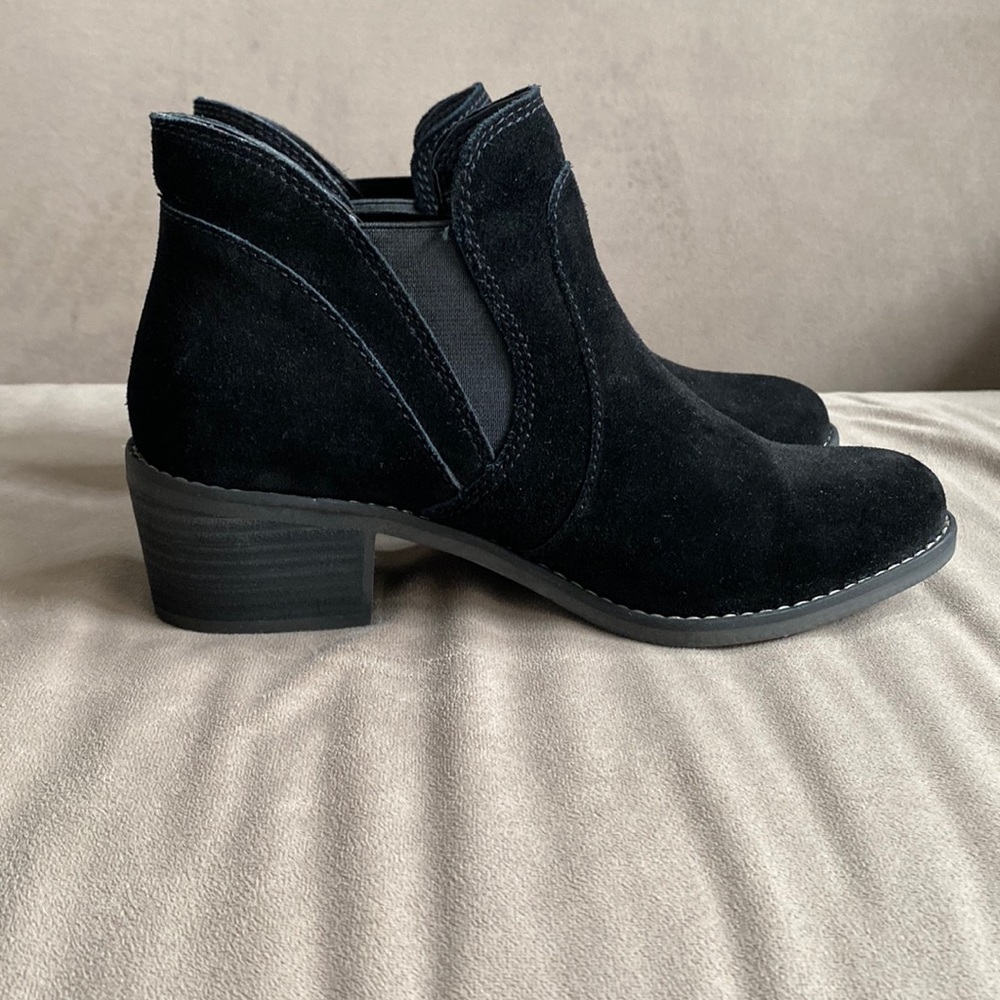 Me Too Chelsea Boot Size 6